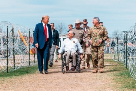 Ông Biden và ông Trump cùng tới biên giới, thống đốc Texas đón một người