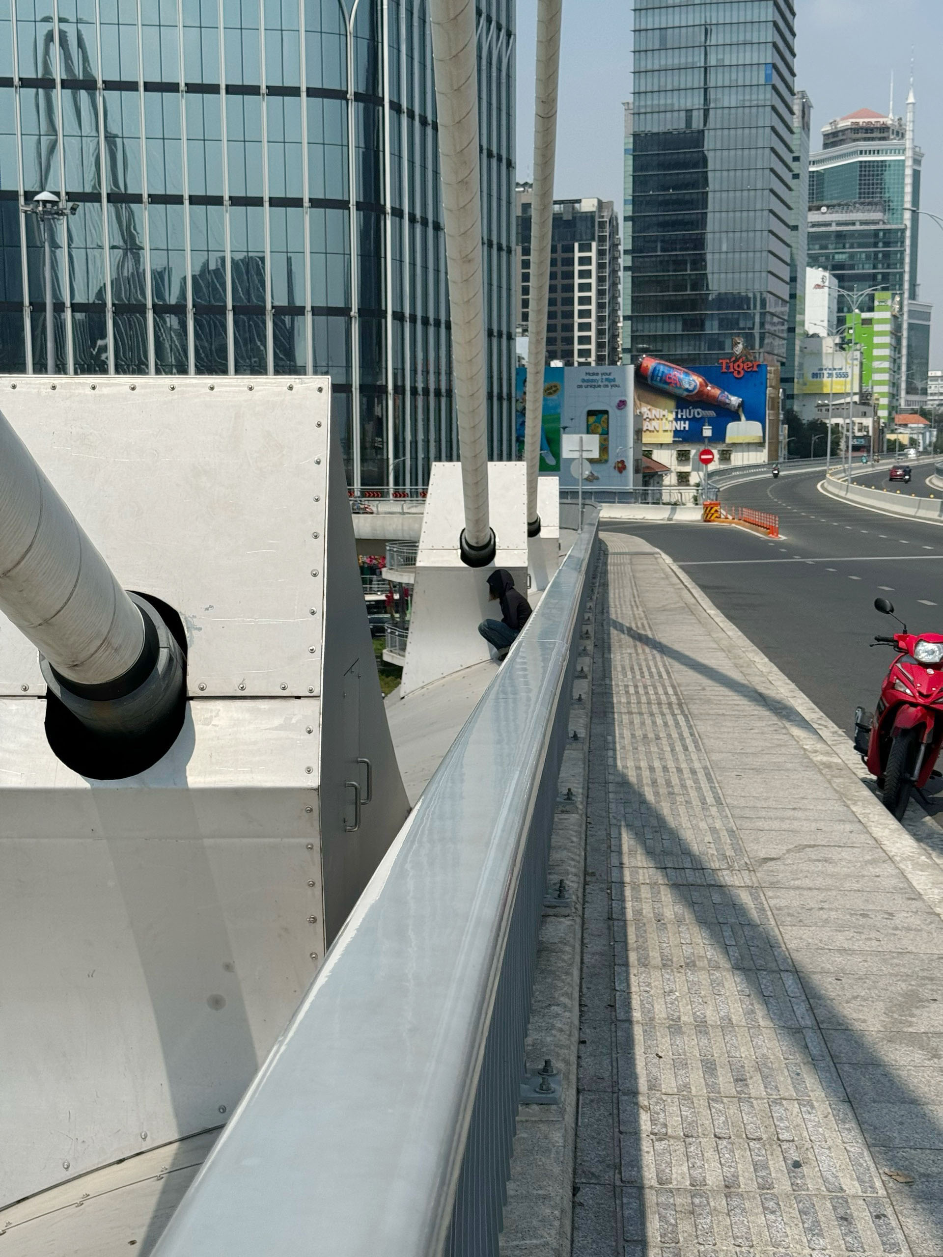 Cô gái trèo qua lan can cầu Ba Son sau đó ngồi thất thần