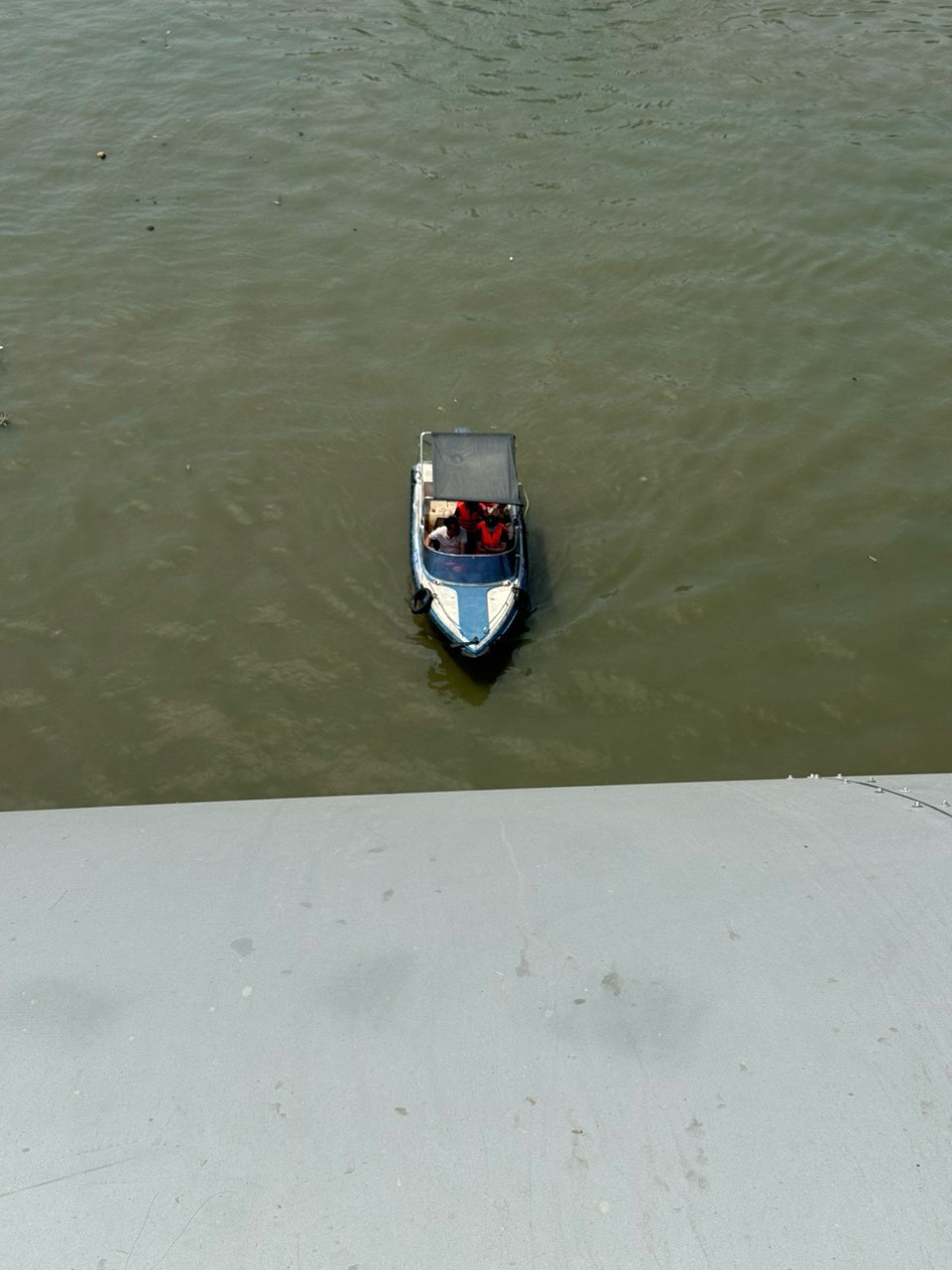 Ca nô cũng được điều đến để tham gia cứu hộ