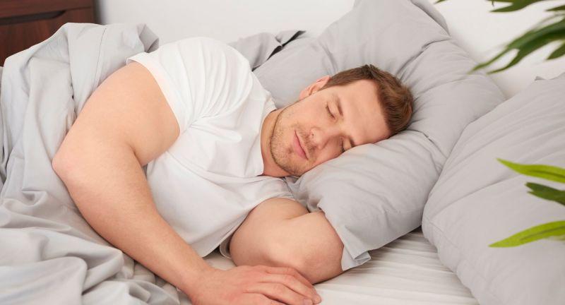 Đẹp trai hơn trong giấc ngủ chỉ bằng cách điều chỉnh thói quen chăm sóc da ban đêm của bạn - 1