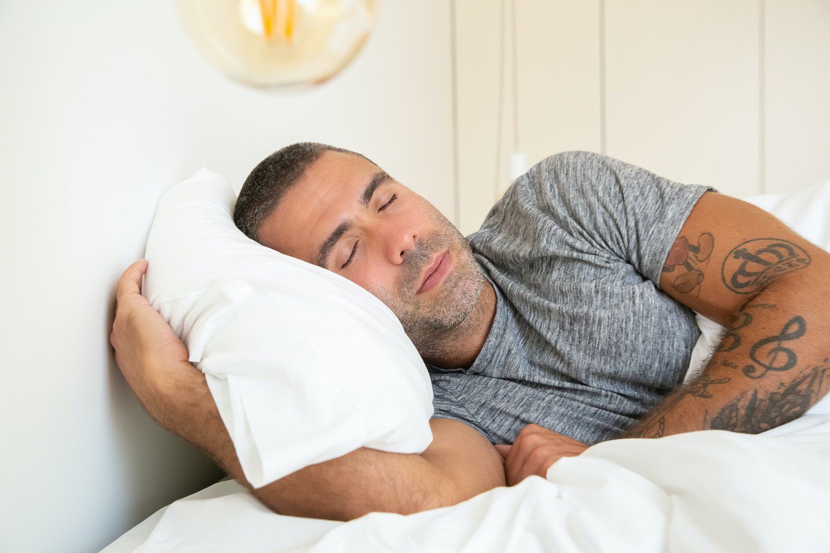Đẹp trai hơn trong giấc ngủ chỉ bằng cách điều chỉnh thói quen chăm sóc da ban đêm của bạn - 2