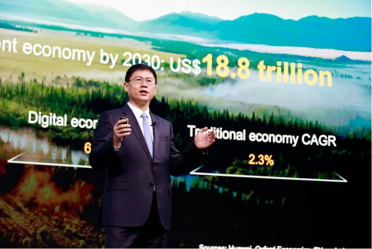 Ông Li Peng&nbsp;-&nbsp;Phó Chủ tịch cấp cao kiêm Chủ tịch nhóm Kinh doanh &amp; Dịch vụ ICT của Huawei kêu gọi toàn ngành tiếp cận mạng 5.5G vì một thế giới thông minh thịnh vượng hơn.