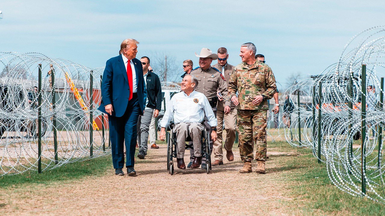 Cựu tổng thống Donald Trump (trái) được Thống đốc Texas Greg Abbott (ngồi xe lăn do bị bại liệt) tiếp đón trong chuyến thăm biên giới phía nam.