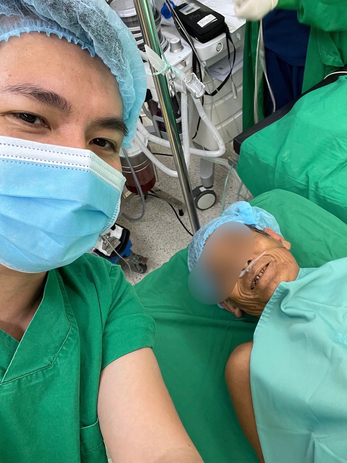 Niềm vui của bệnh nhân sau mổ với BS Quỳnh