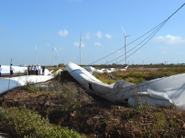 Tin tức trong ngày - Hiện trường cánh quạt trụ điện gió hơn 100 tấn bị rơi