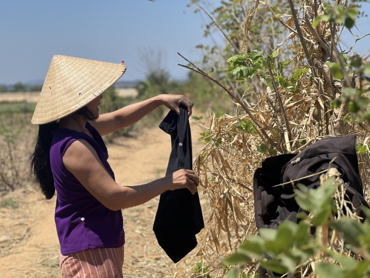 Nắng nóng khiến người ướt đẫm mồ hôi, nhiều lao động tranh thủ giờ nghỉ trưa giặt và phơi đồ cho khô để mang vào buổi chiều.