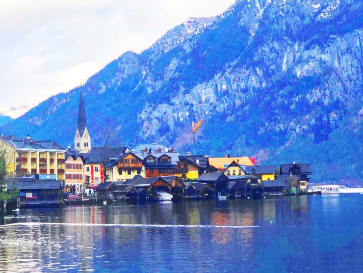 Thị trấn được bao bọc bởi dãy núi Alps hùng vĩ, tựa lưng vào núi và nhìn ra hồ Hallstätter