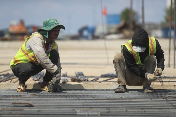 Thời tiết tại TPHCM đang trong đợt nắng nóng gay gắt, nền nhiệt có lúc chạm ngưỡng 38 độ C do ảnh hưởng của hiện tượng El Nino.