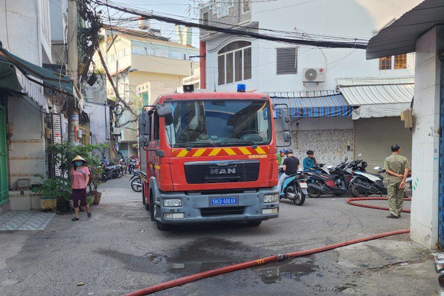 Xe chữa cháy có mặt tại hiện trường. Ảnh: A.X.