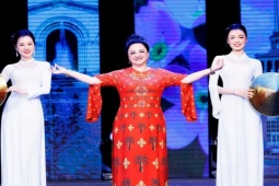 Phu nhân đại sứ quốc tế trình diễn áo dài Việt Nam