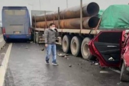 Tin tức trong ngày - Tai nạn liên hoàn giữa xe khách, xe đầu kéo và xe con trên cao tốc