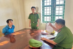 Pháp luật - "Trùm" cho vay lãi nặng bất ngờ đâm cán bộ công an khi bị khám xét nhà