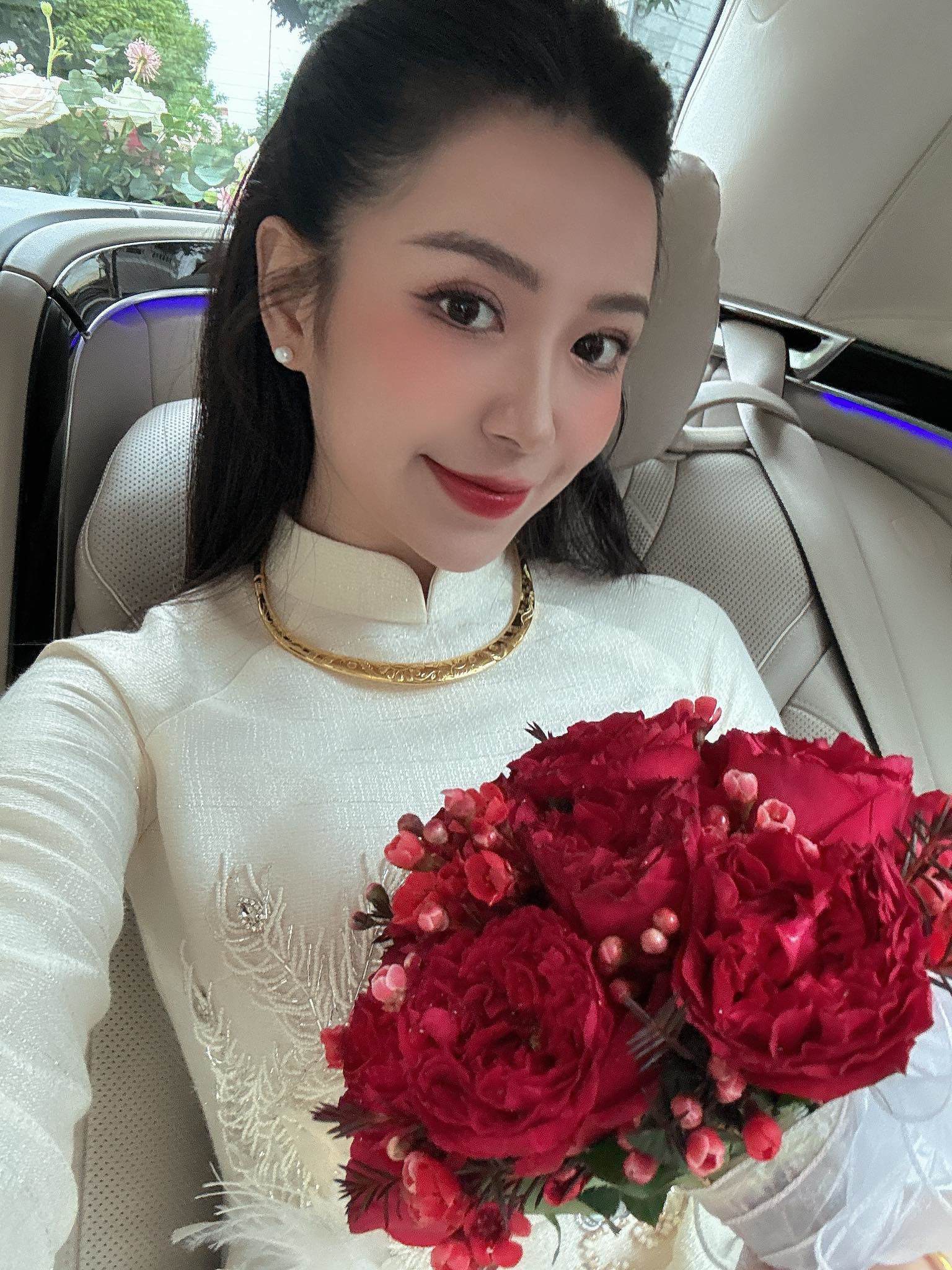 Nhan sắc xinh đẹp của Kim Oanh khi diện áo dài trắng