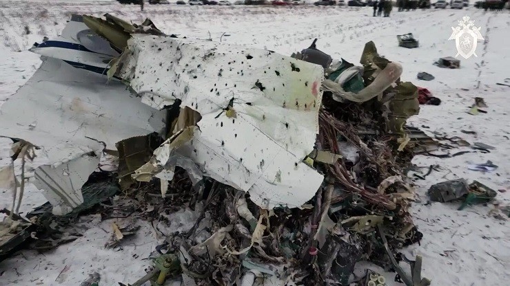 Mảnh vỡ máy bay vận tải Il-76 rơi ở vùng Belgord, phía tây nước Nga.