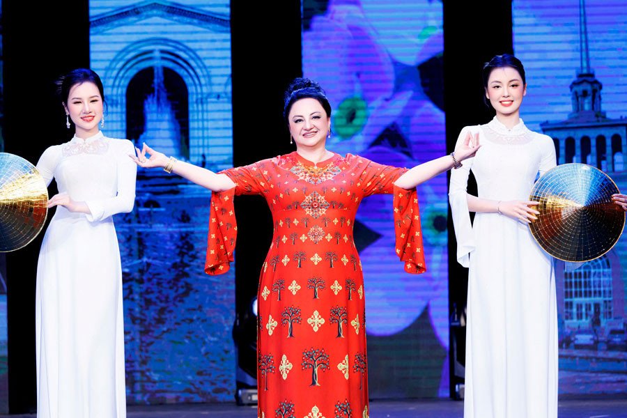 Những bước đi duyên dáng của vị phu nhân đại sứ quốc tế trong tà áo dài Việt.