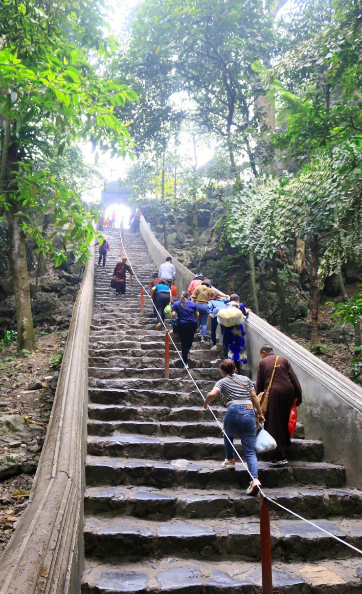 Du khách sẽ đi bộ thêm 120 bậc đá nữa để xuống động Hương Tích