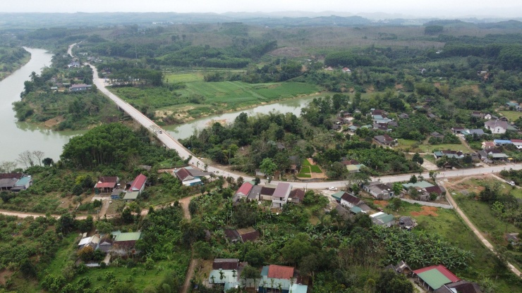 Theo ghi nhận, khúc cua này còn giao với một con đường dân sinh. Người dân thường cắt ngang khúc cua quốc lộ 15 để qua lại. Tài xế luôn bất ngờ về các tình huống này.