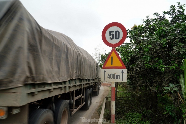 Theo ông Bùi Ngọc Du, Chủ tịch UBND xã Hà Linh, cơ quan chức năng cần nghiên cứu, đặt biển báo hạn chế tốc độ cố định tại đoạn đường này để hạn chế tai nạn.