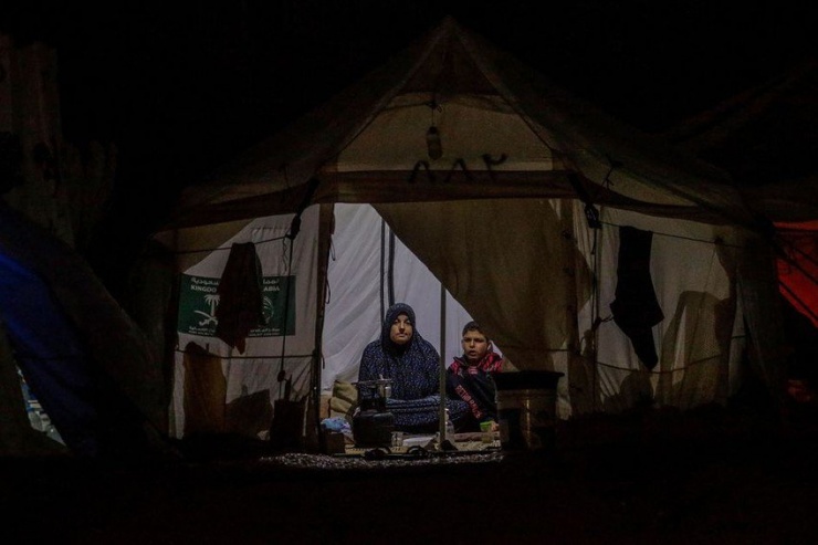 Người dân Gaza trú ẩn trong một căn lều ở miền trung dải đất, trong bối cảnh xung đột Israel-Hamas tiếp diễn. Ảnh: SHUTTERSTOCK