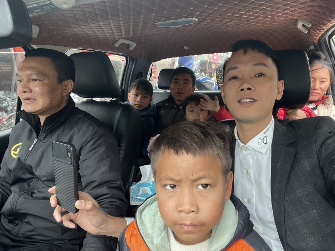 Anh Phạm Ngọc Toàn (ngoài cùng bên phải) cùng thành viên của đoàn từ thiện đưa gia đình anh Tủa về Trung tâm Hy vọng Hữu Lũng, Lạng Sơn, chiều 1/3. Ảnh: Nhân vật cung cấp