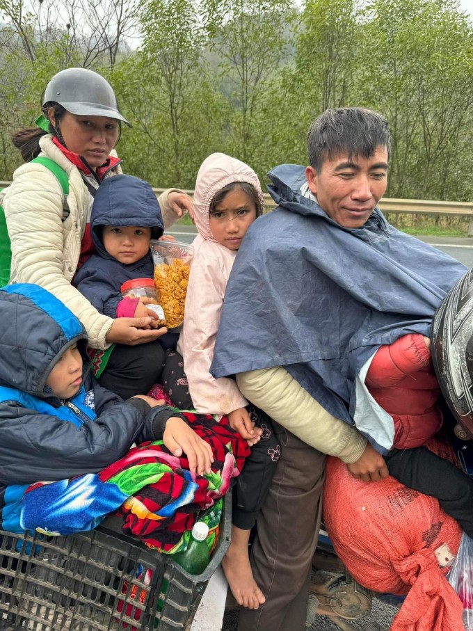 Hình ảnh người đàn ông dân tộc H'Mông chở vợ và 5 con ngồi bốn xung quanh xe được chia sẻ lên mạng xã hội khi qua địa phận tỉnh Lạng Sơn, hôm 28/ 2. Ảnh: Vương Xuân Lệ