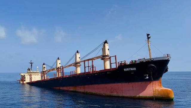 Tàu hàng Rubymar chìm ngoài khơi Yemen sau khi hư hại do bị Houthi tấn công bằng tên lửa hồi tháng 2. Ảnh: EPA