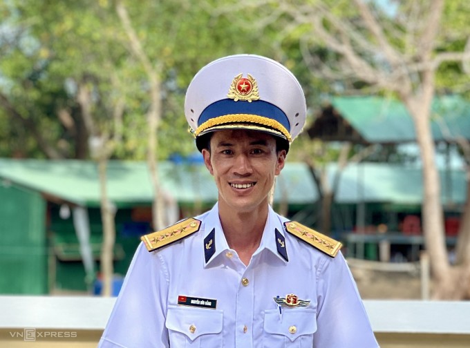 Đại úy Nguyễn Hữu Bằng, nhân viên cơ yếu Trạm Radar 615, có 16 năm công tác trên đảo Hòn Chuối. Ảnh: Hoàng Phương