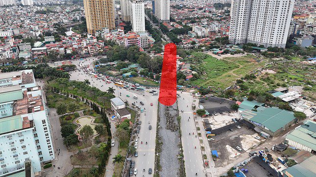 Hiện nay dự án cầu vượt nút giao đại lộ Chu Văn An - đường 70 (huyện Thanh Trì) dang dở do địa phương chưa hoàn tất công tác giải phóng mặt bằng.