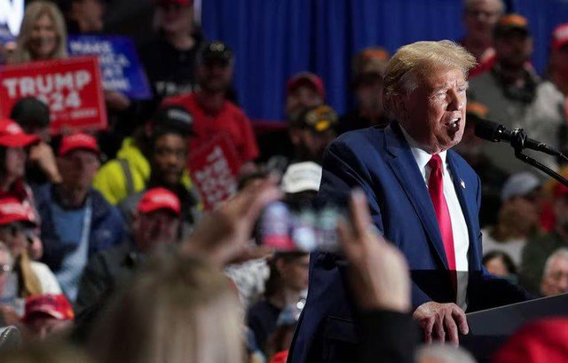 Ông Donald Trump vận động tranh cử tại TP Richmond bang Virginia - Ảnh: REUTERS
