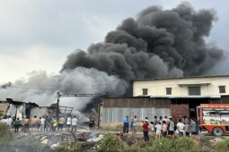 Tin tức trong ngày - Cháy lớn tại xưởng sản xuất nệm ở TP.HCM