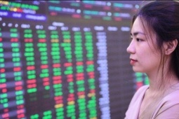 Chứng khoán lập đỉnh: 'Ôm' cổ phiếu, chốt lời hay mua thêm?