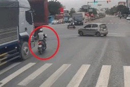 Thế giới xe - Clip: Thót tim lái xe máy va chạm ngã ngay đầu ôtô tải