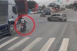 Thế giới xe - Clip: Thót tim lái xe máy va chạm ngã ngay đầu ôtô tải