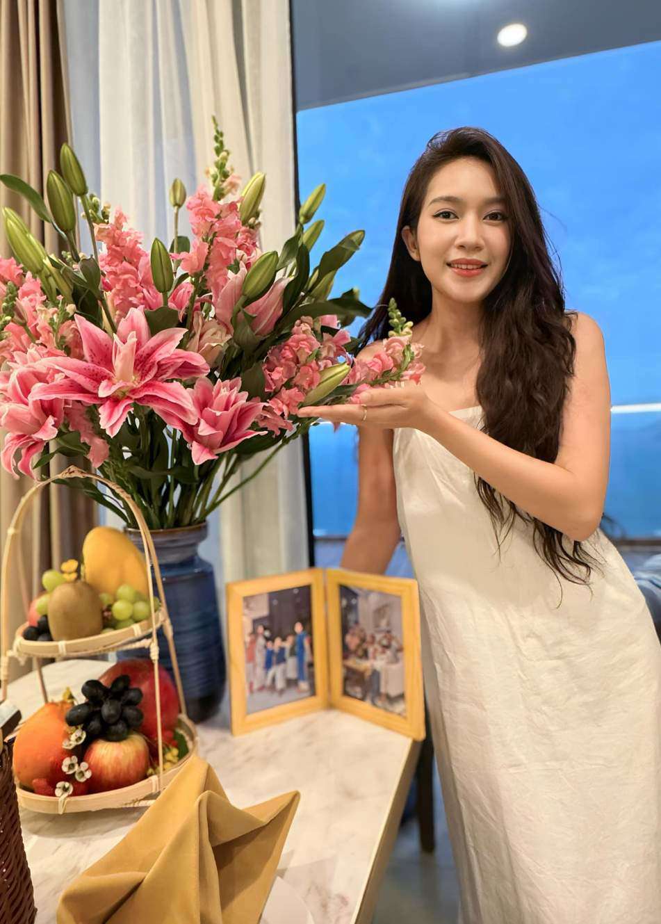Váy áo 2 bà xã đạo diễn trăm tỷ Việt Nam: Vợ Trấn Thành một thời thích mốt khoe vòng 1 - 5