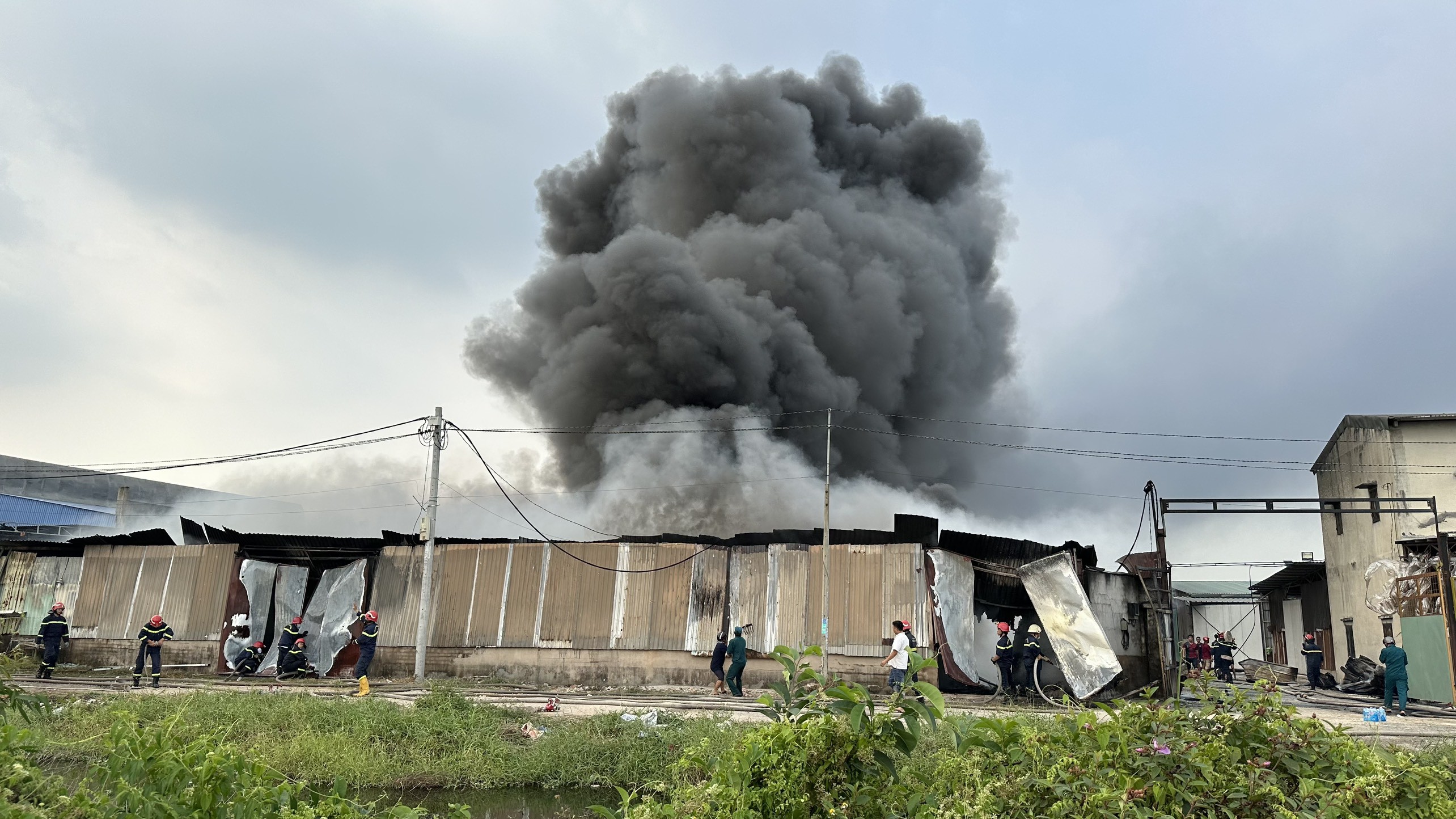Nhà xưởng rộng hàng trăm mét vuông bốc cháy kèm khói đen bốc lên