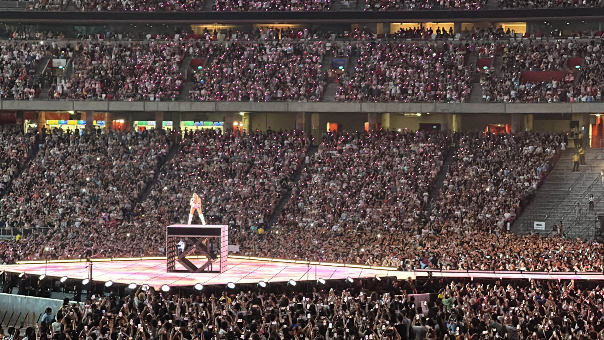Nhiều sao và fan Việt chi hàng chục triệu sang Singapore xem show Taylor Swift - 10