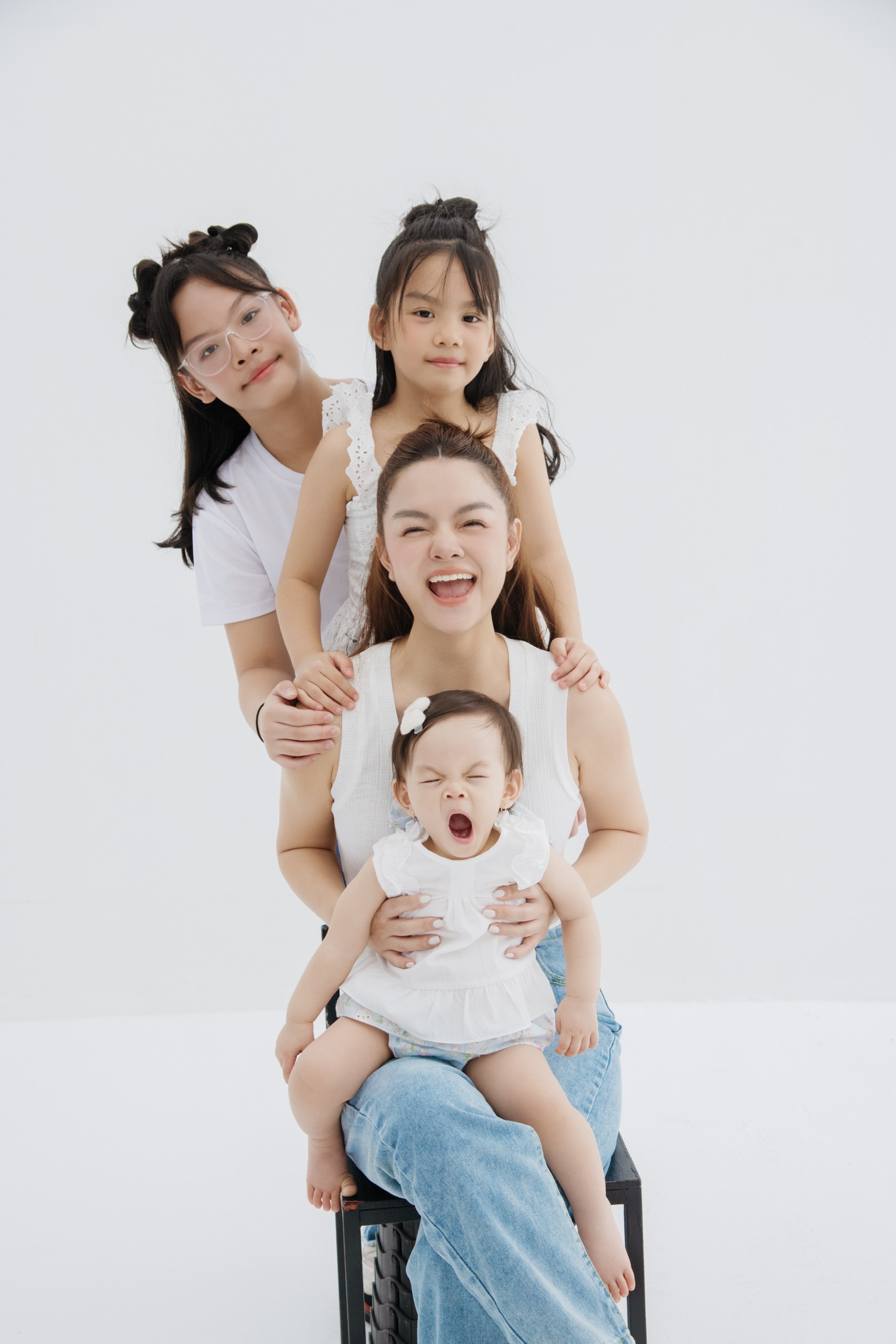 Phạm Quỳnh Anh bên 3 con gái.