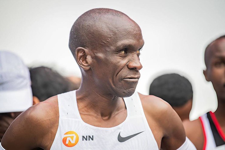 Eliud Kipchoge chỉ về thứ 10