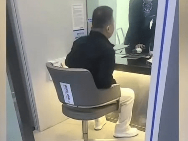 Bạn trẻ - Cuộc sống - Đi rút tiền, người đàn ông "cáu" vì nhưng câu hỏi của nhân viên ngân hàng