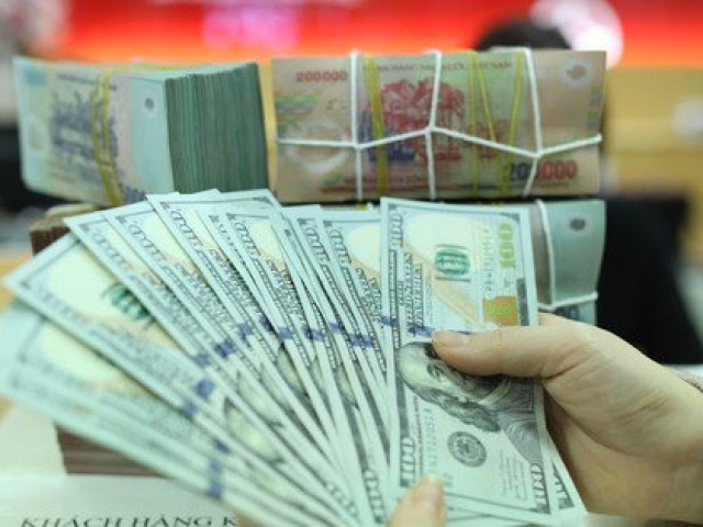 Kinh doanh - Giá USD 'chợ đen' tăng cao nhất từ trước đến nay