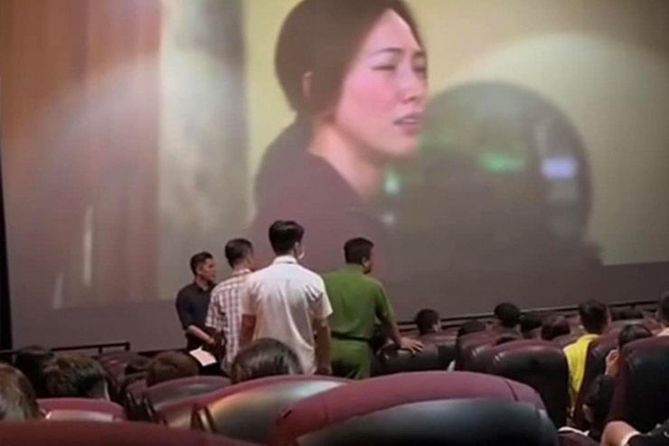 Lực lượng chức năng kiểm tra độ tuổi khán giả tại một rạp phim. Ảnh: MXH