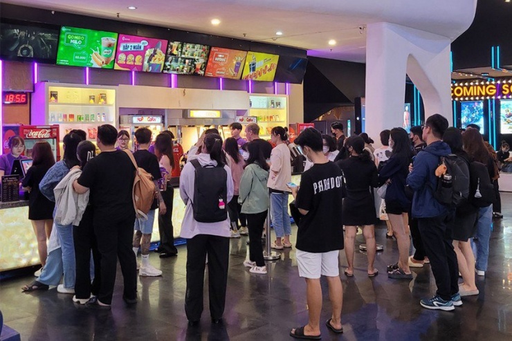 Khán giả xếp hàng mua vé xem phim Mai tại một cụm rạp. Ảnh: VĂN HÀ