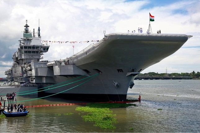 Các sĩ quan Hải quân Ấn Độ đứng trên sàn đáp của tàu sân bay của nước này, ngày 2/9/2022. (Ảnh: Reuters)