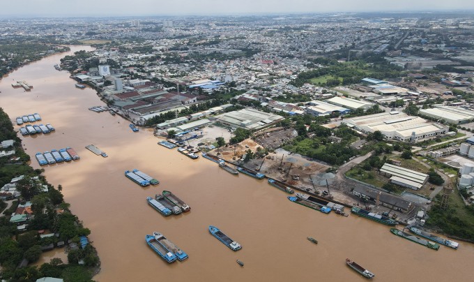 Khu công nghiệp Biên Hòa 1 nằm bên sông Đồng Nai. Ảnh: Phước Tuấn