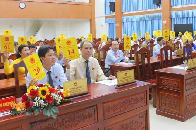 Các đại biểu HĐND tỉnh An Giang biểu quyết thông qua các nghị quyết kỳ họp.