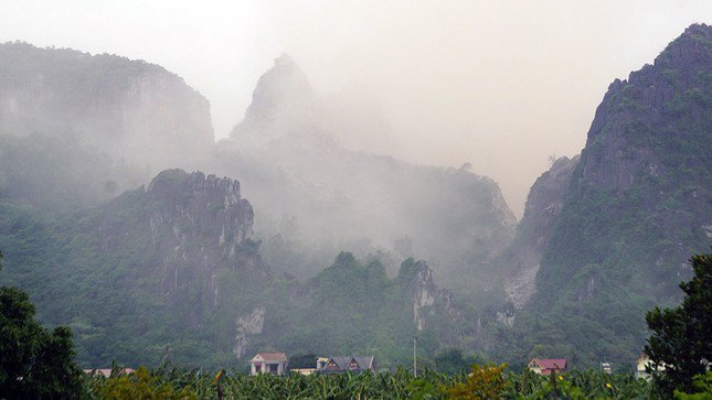 Mỗi khi nổ mìn phá đá, bụi đất đã như đám mây bao trùm cả khu dân cư thuộc xã An Sơn, huyện Thủy Nguyên.