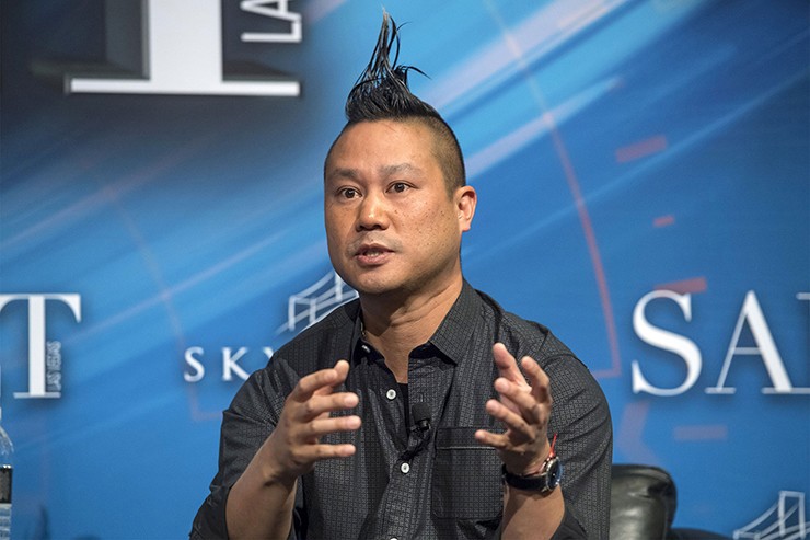 Triệu phú quá cố Tony Hsieh là cựu CEO của công ty bán lẻ giày và quần áo trực tuyến Zappos. Ông từng được coi là người đã bán 1/4 số giày của nước Mỹ.
