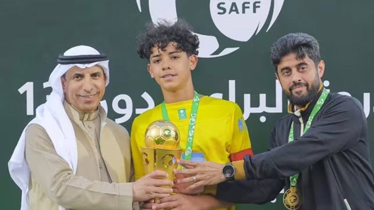 Cristiano Jr nâng cúp vô địch giải U13 Saudi Arabia cùng U13 Al Nassr