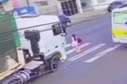 Phi thường - kỳ quặc - Lọt vào "điểm mù" xe tải khi đi bộ sang đường, người phụ nữ thoát chết thần kỳ