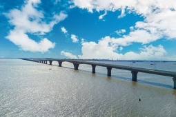 Tin tức trong ngày - Mẹ chở con nhỏ tự đâm vào thành cầu, tử vong thương tâm
